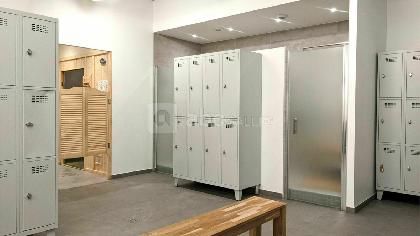 Vestiaire équipé de douche individuelles