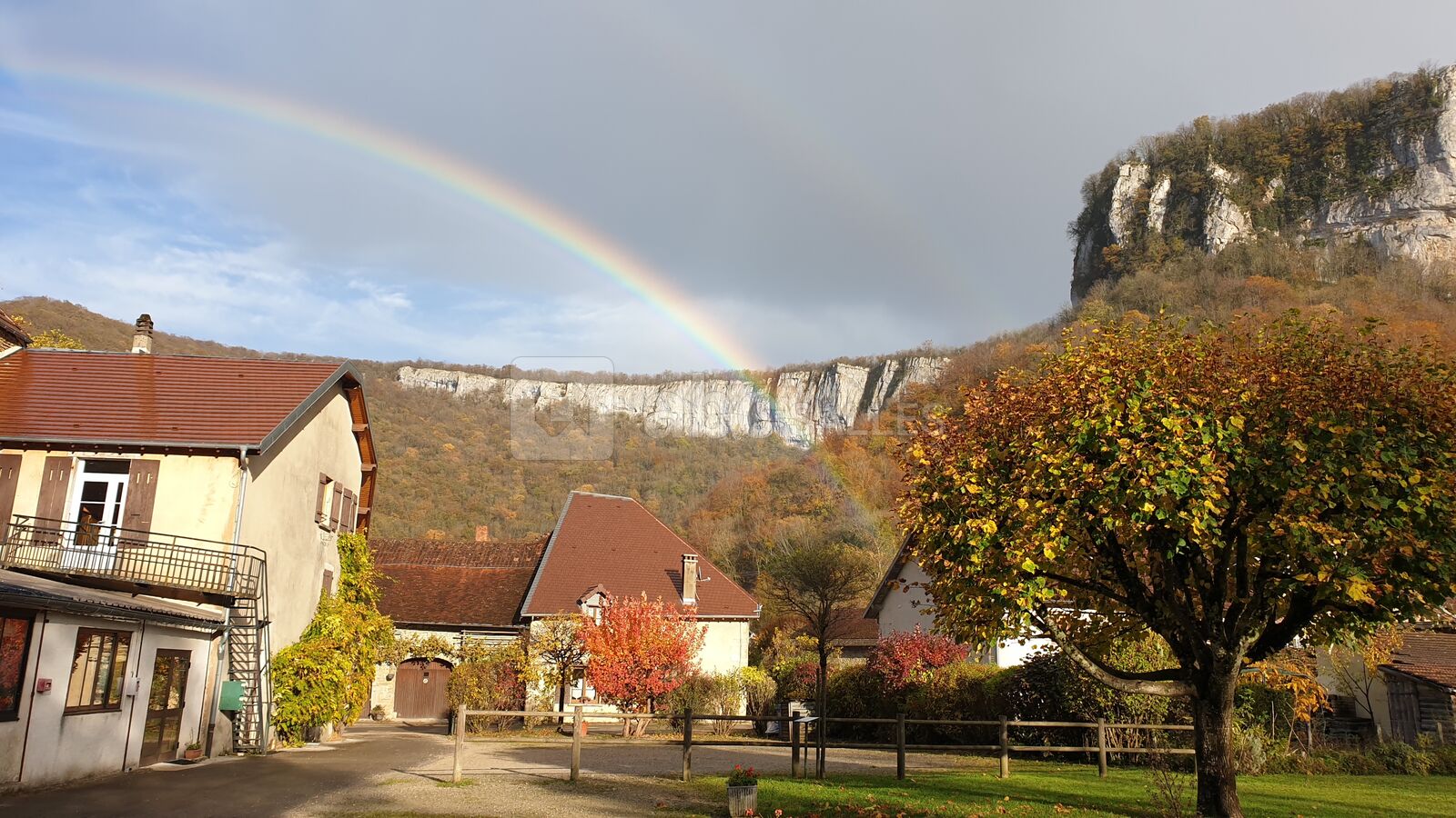 Vue du centre du village - Gite de 30 places à gauche