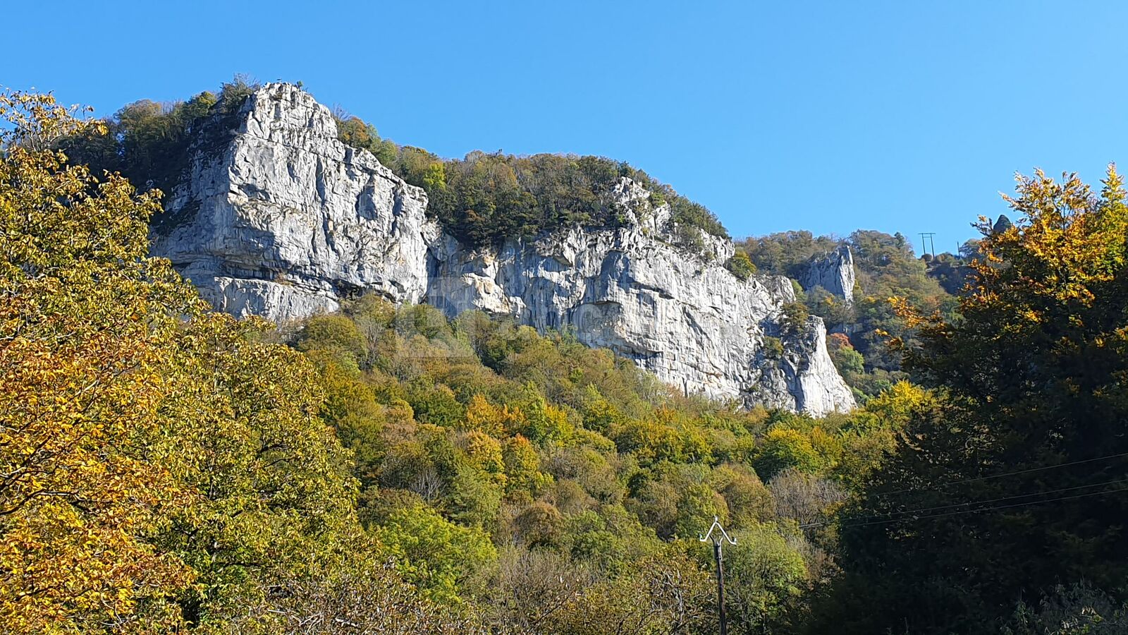 Falaise, sur le chemin de la cascade