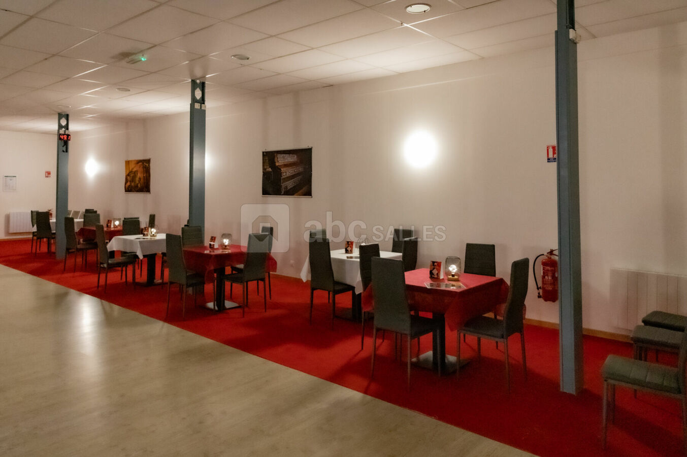 Côté droit près de la scène