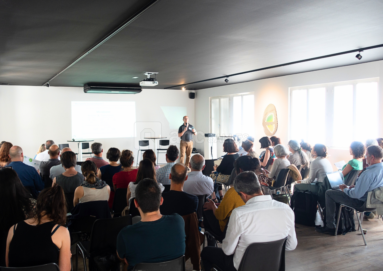 Conférence dans l'espace Viallat