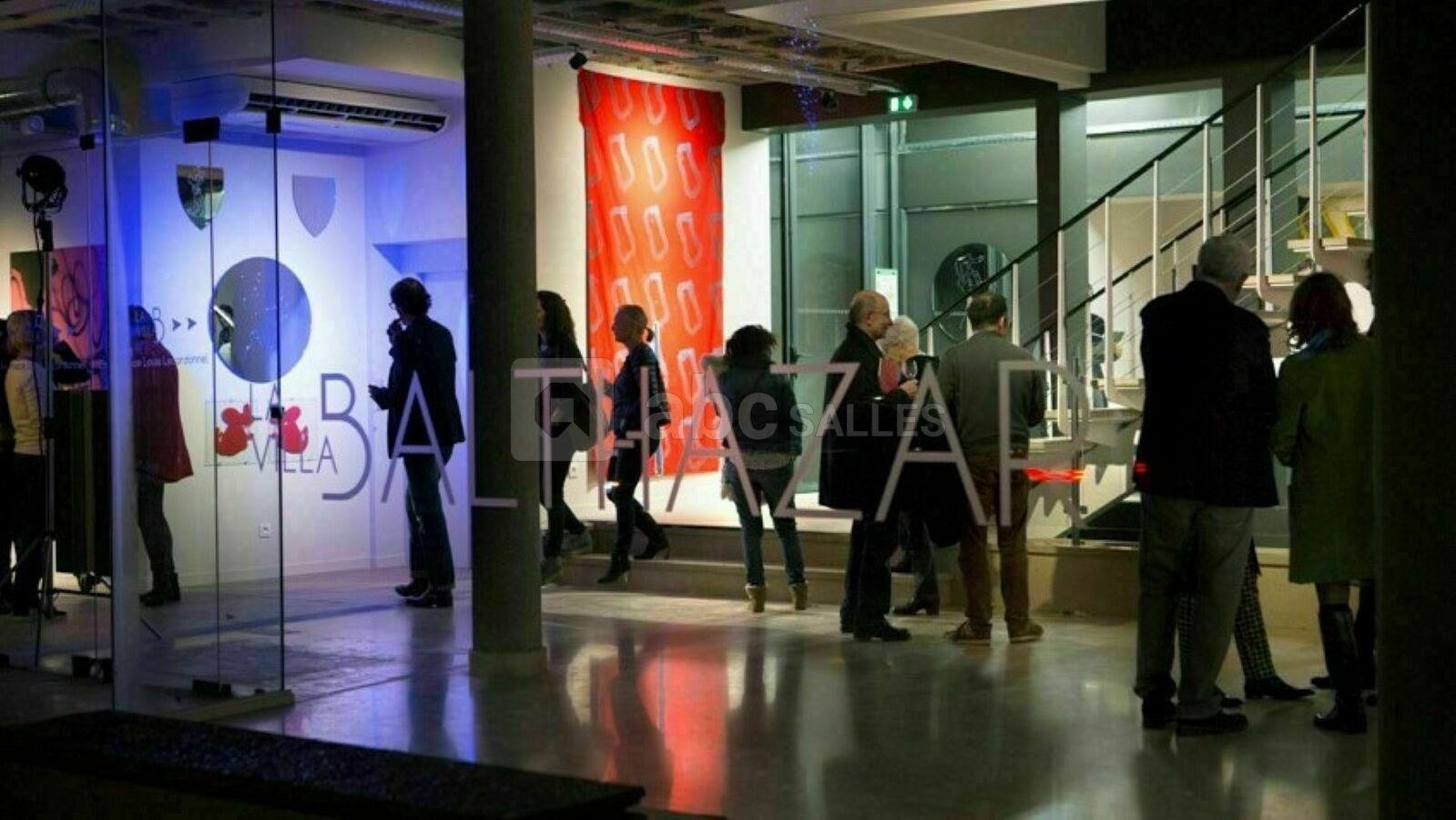 Hall de la galerie lors d'une soirée