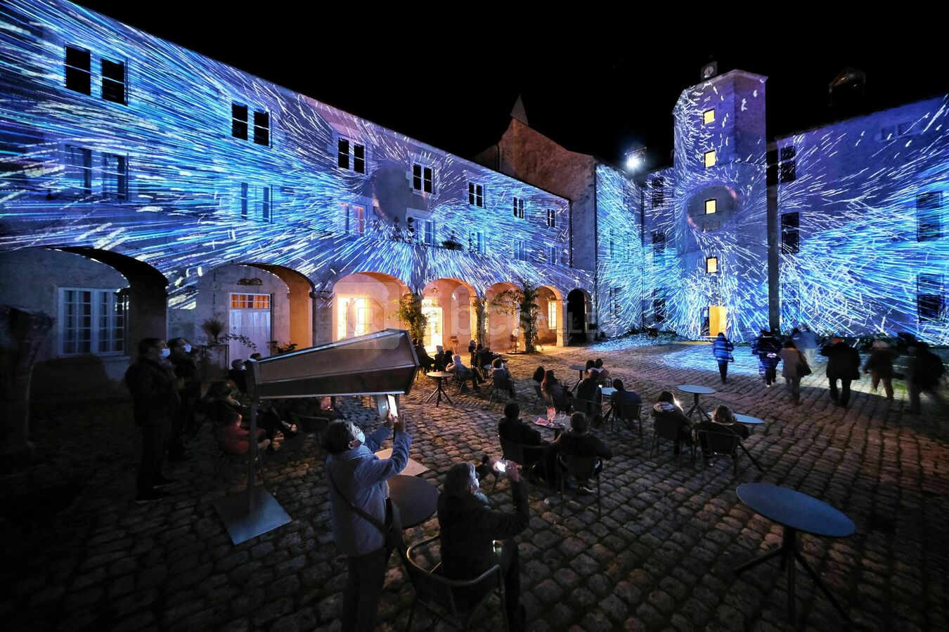 Spectacle nocturne dans la cour du château