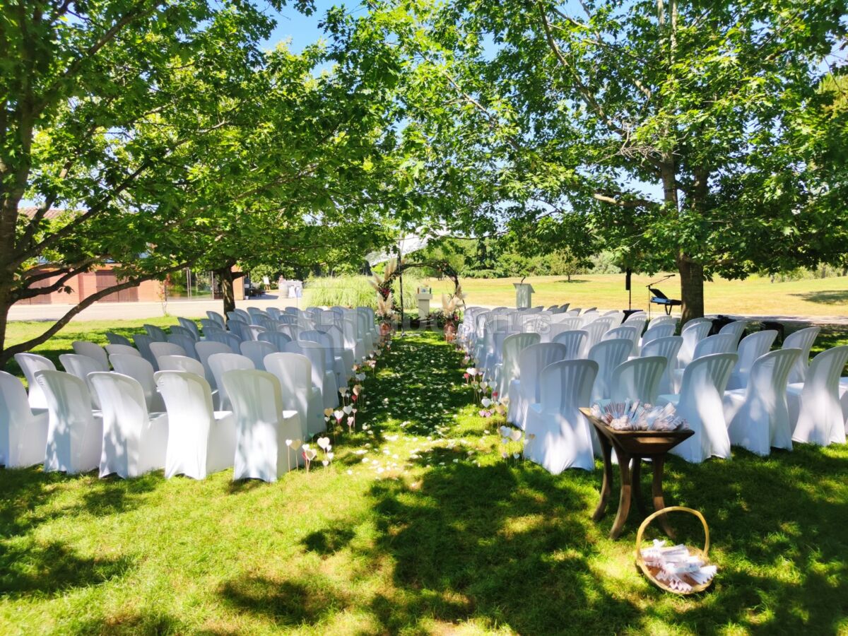 Cérémonie sous les chênes rouges d'Amérique