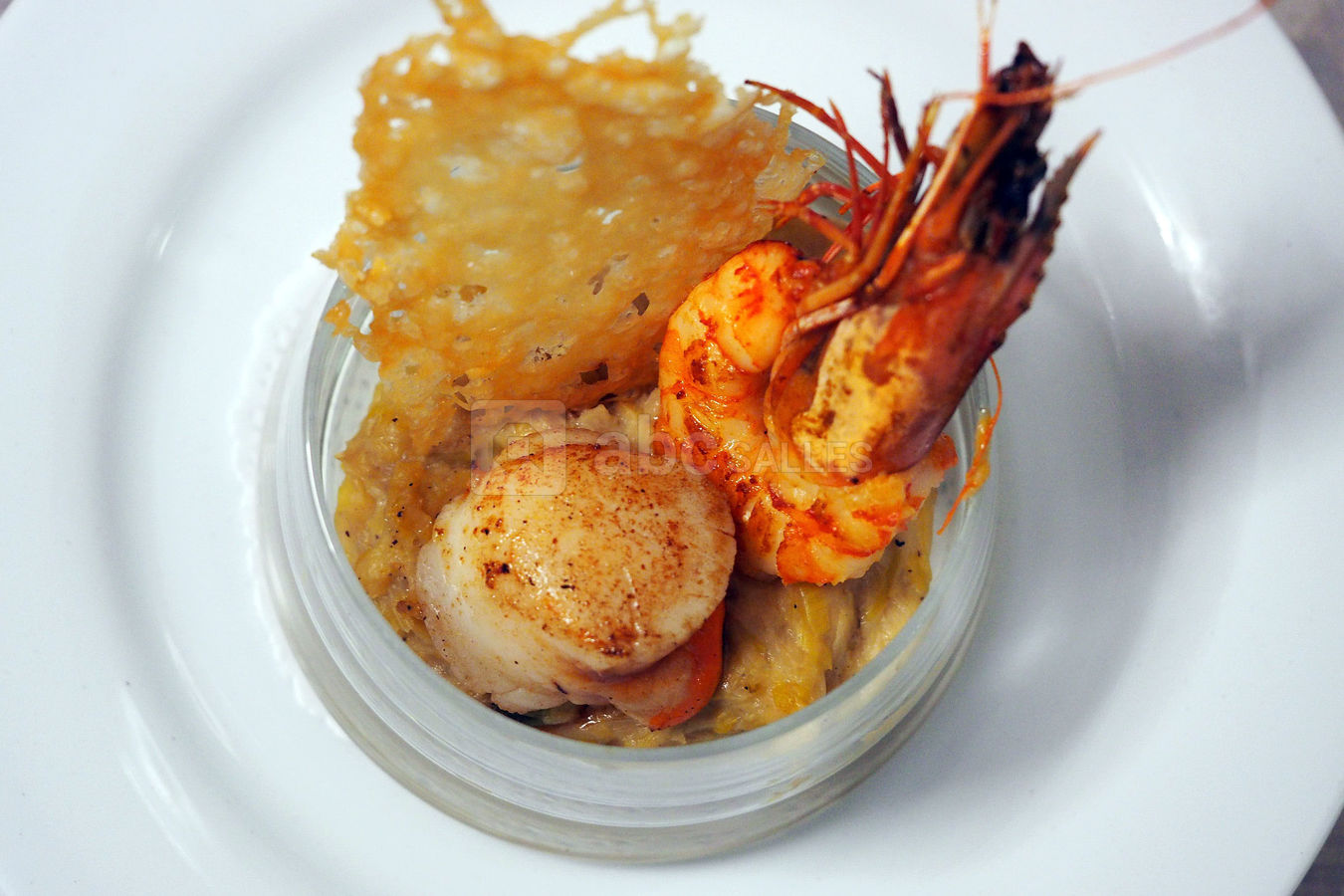 Verrine Fondue de Poireaux, Noix de Saint Jacques, Gambas et Tuile au Parmesan