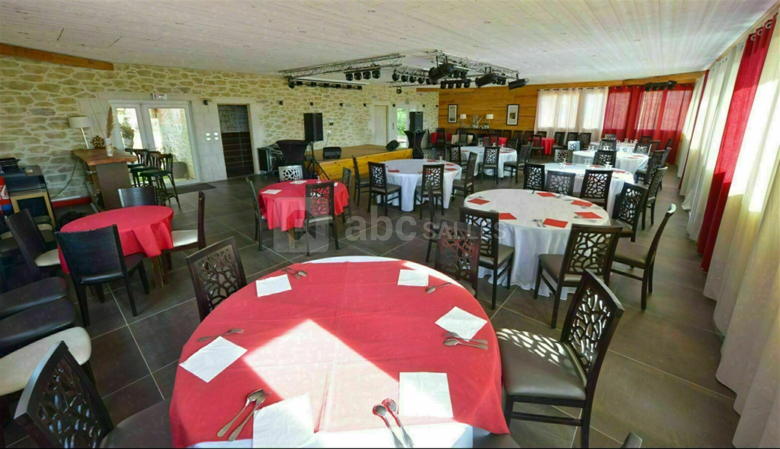 Occitanie en configuration 80 couverts tables rndes