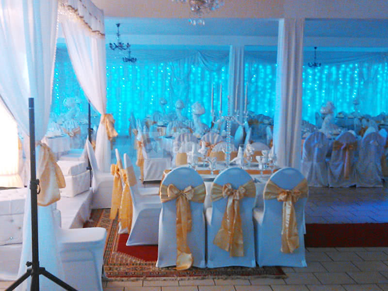 Salle decoration doree