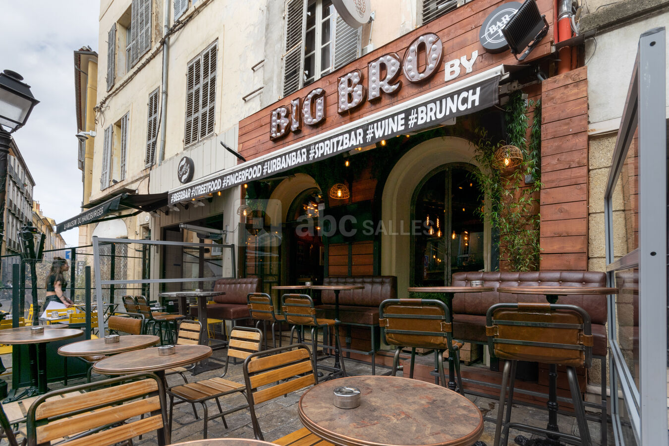 Terrasse et devanture extérieure