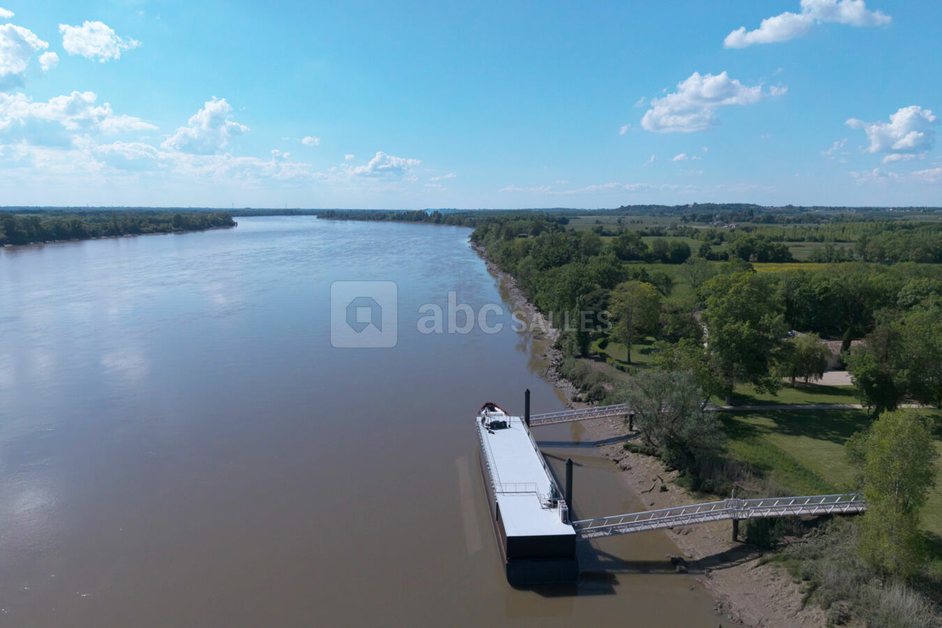 Vue aérienne de la péniche et du fleuve