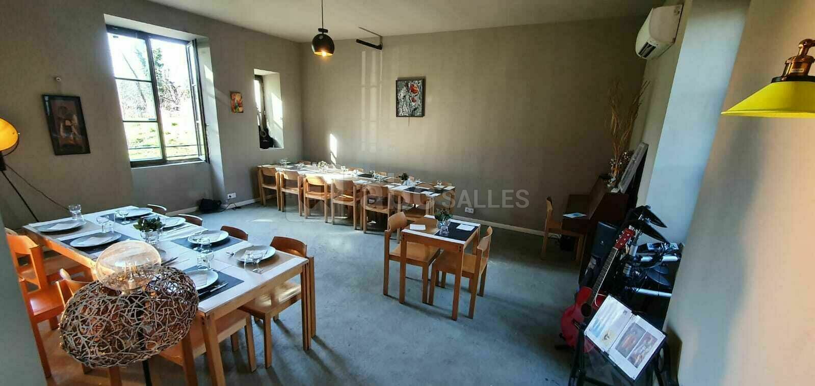 Salle du fond en disposition assise