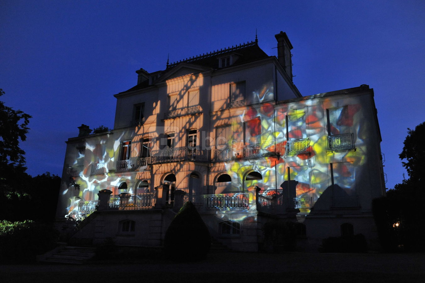 Projection façade