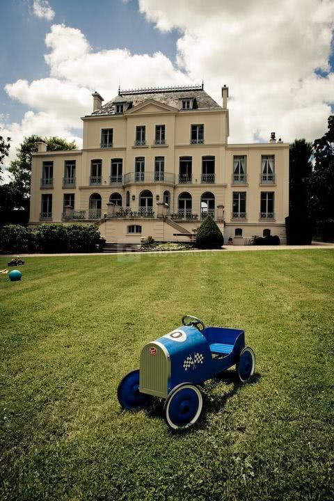 La Demeure et sa mascotte