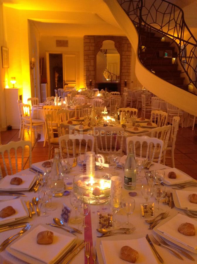 Diner assis ambiance ambre