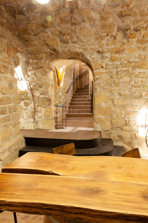 Salon principal escalier + cave coutée