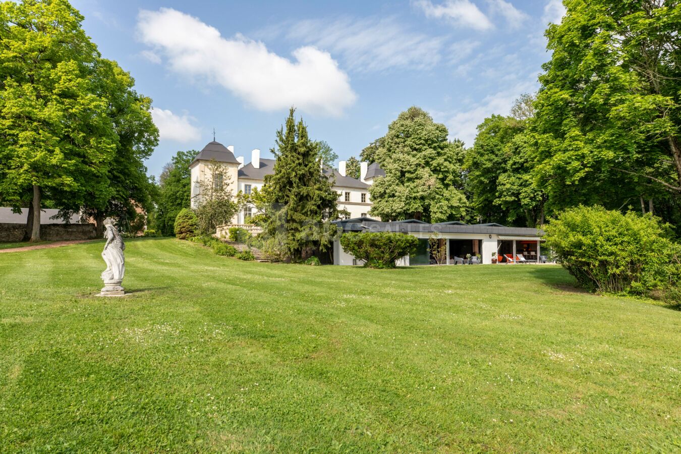 Vue extérieure - Parc et salle de reception intérieure