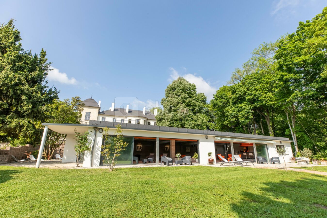 Jardin avec vue sur la piscine intérieure