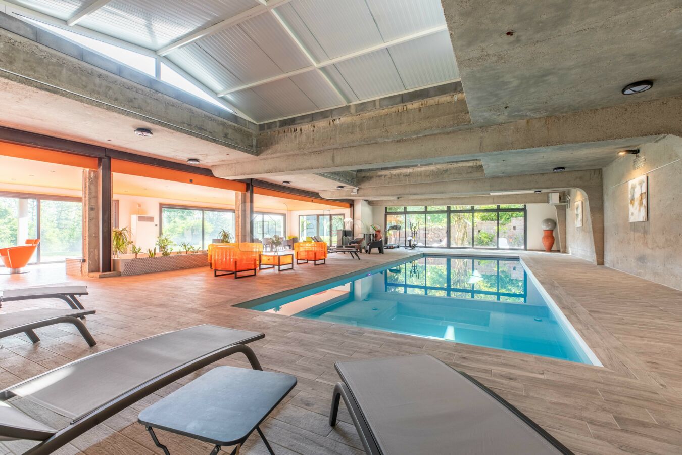 Piscine intérieure avec espace fitness