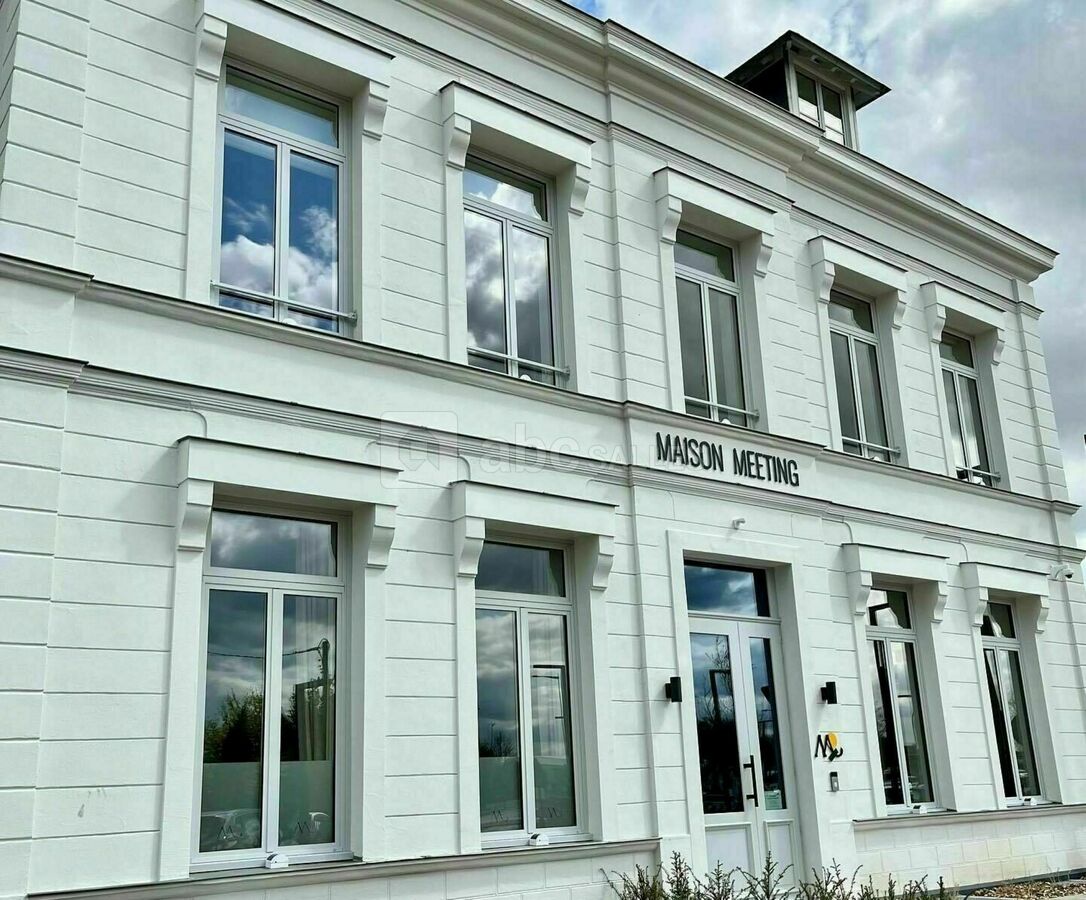 Façade la la maison avec grand parking devant