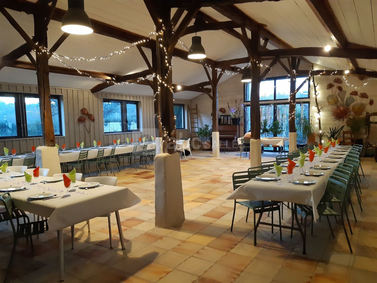 Salle avec banquet