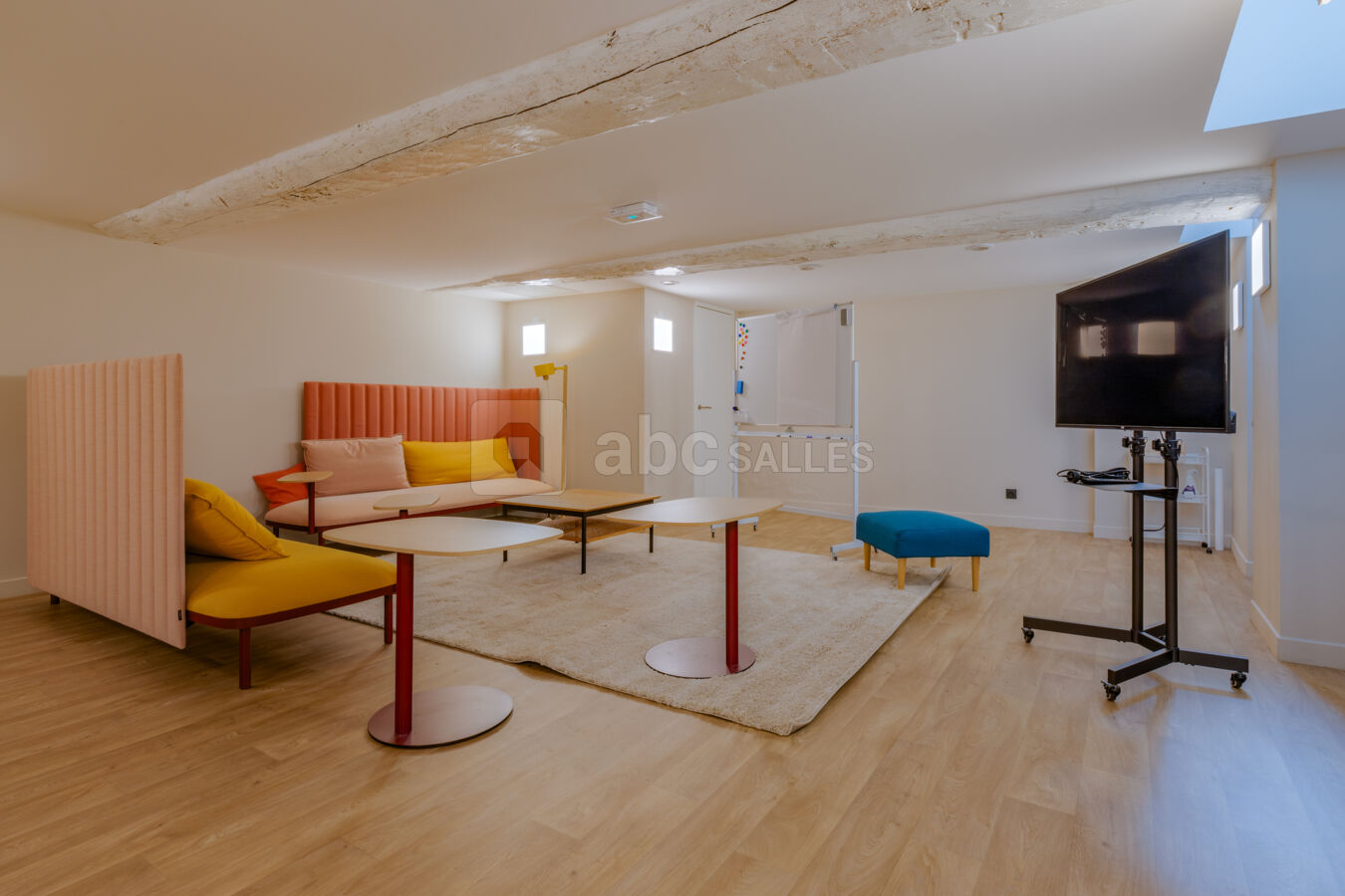Une salle de sous commission