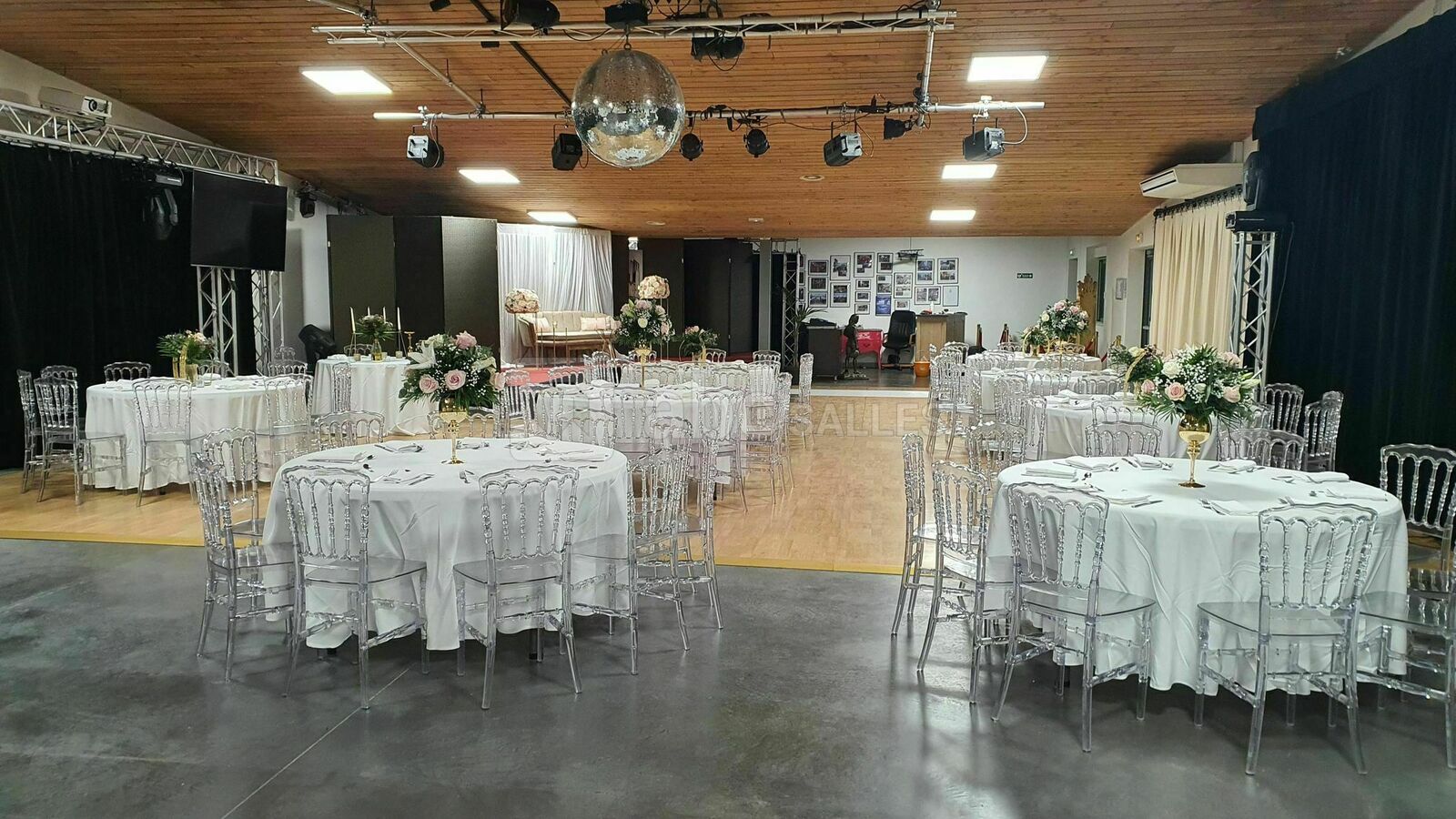 Tables rondes pour mariage, chaises transparentes en option