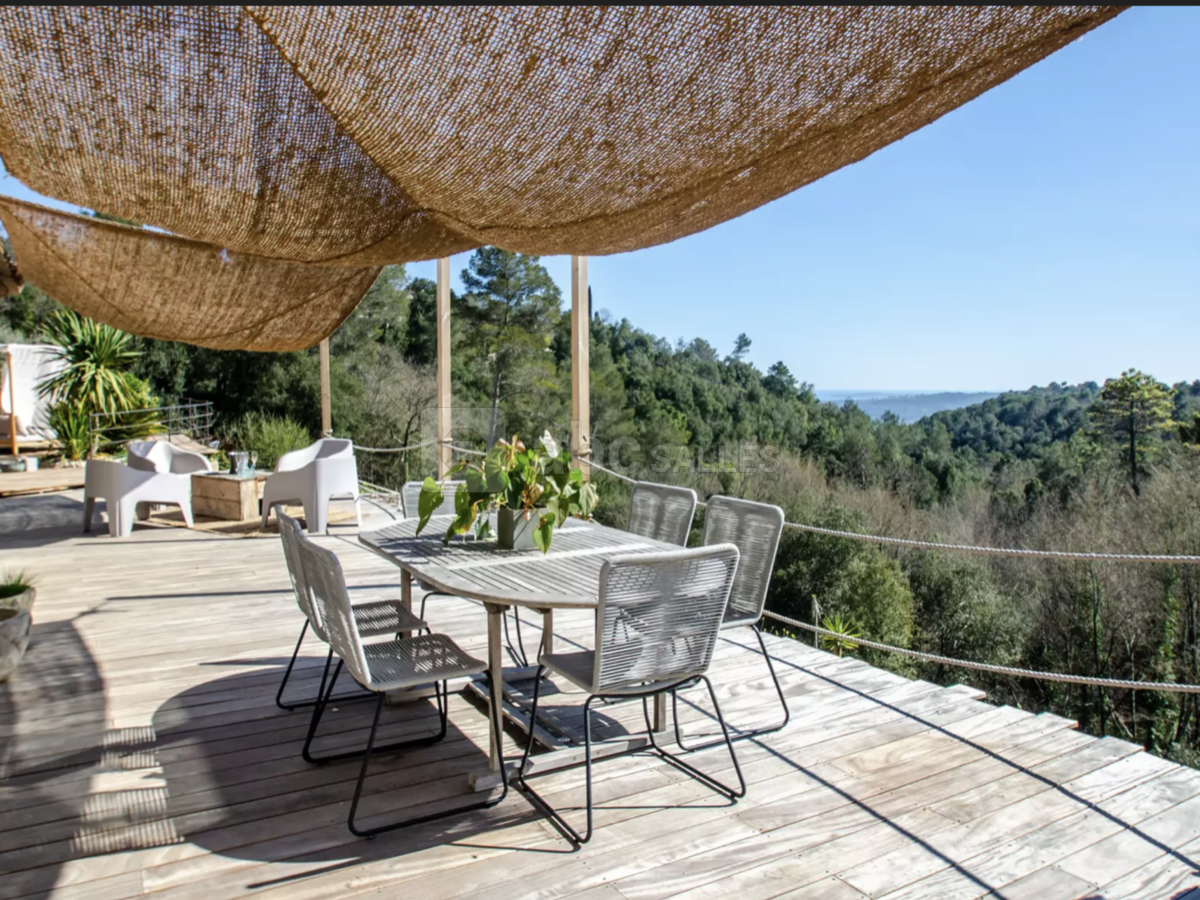 Terrasse suspendue au dessus de la forêt