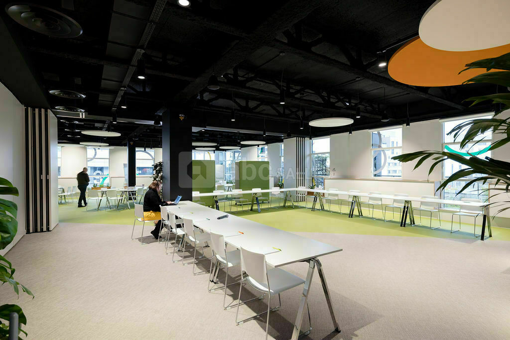 Le Pavillon Vert/Exemple de mise en place : en U pour la plénière devant les écrans, en fond de salles avec tables & chaises pour les ateliers/déjeuner
