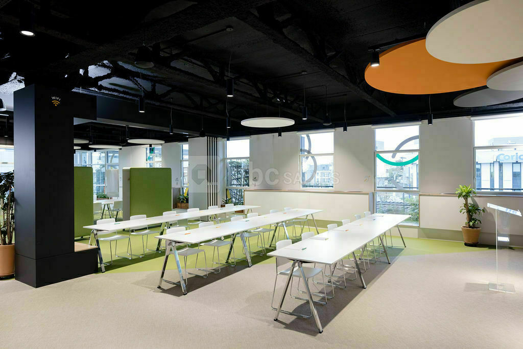 Le Pavillon Vert /Exemple de mise en place : En format école avec tables et chaises , vue sur la salle