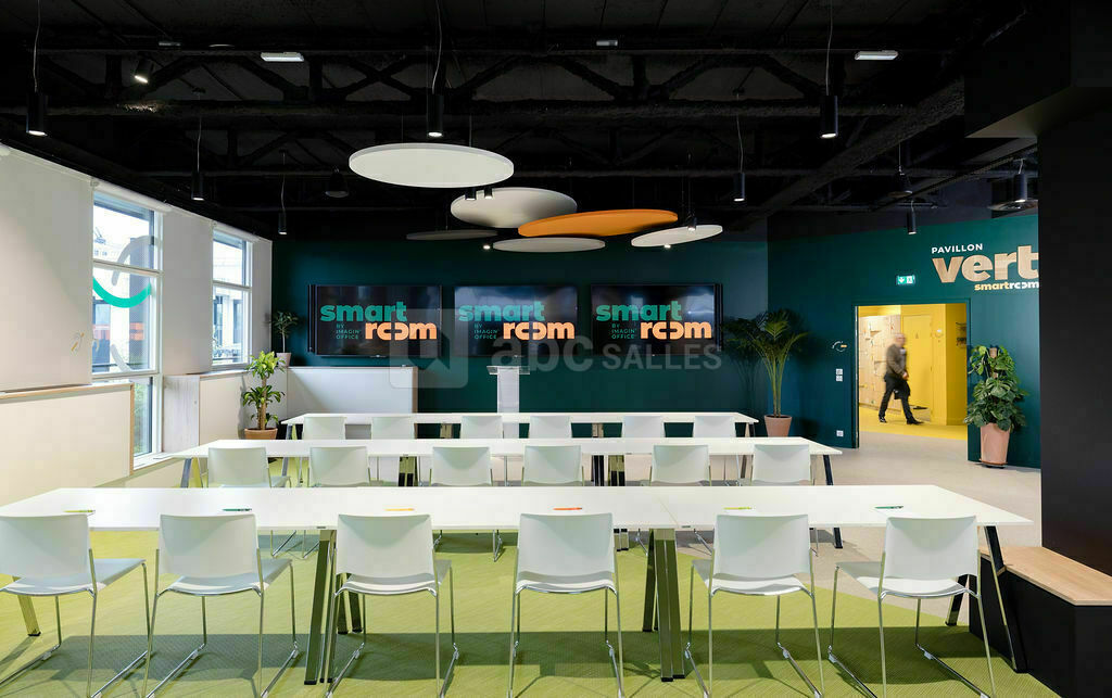 Le Pavillon Vert /Exemple de mise en place : En format école avec tables et chaises, vue sur les écrans