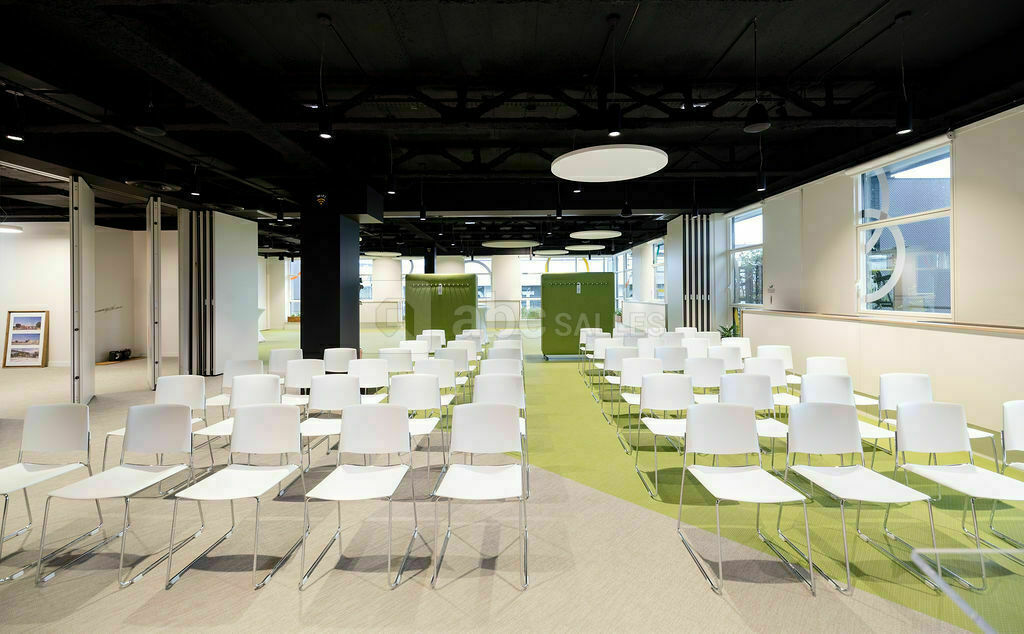 Le Pavillon Vert en format conférence avec chaises, vue sur salle