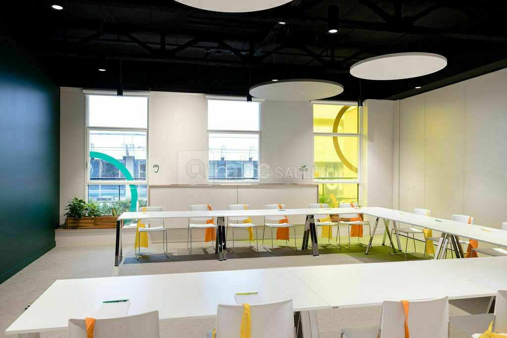 La salle parfaite pour vos réunions commerciales, comités de direction ou formations