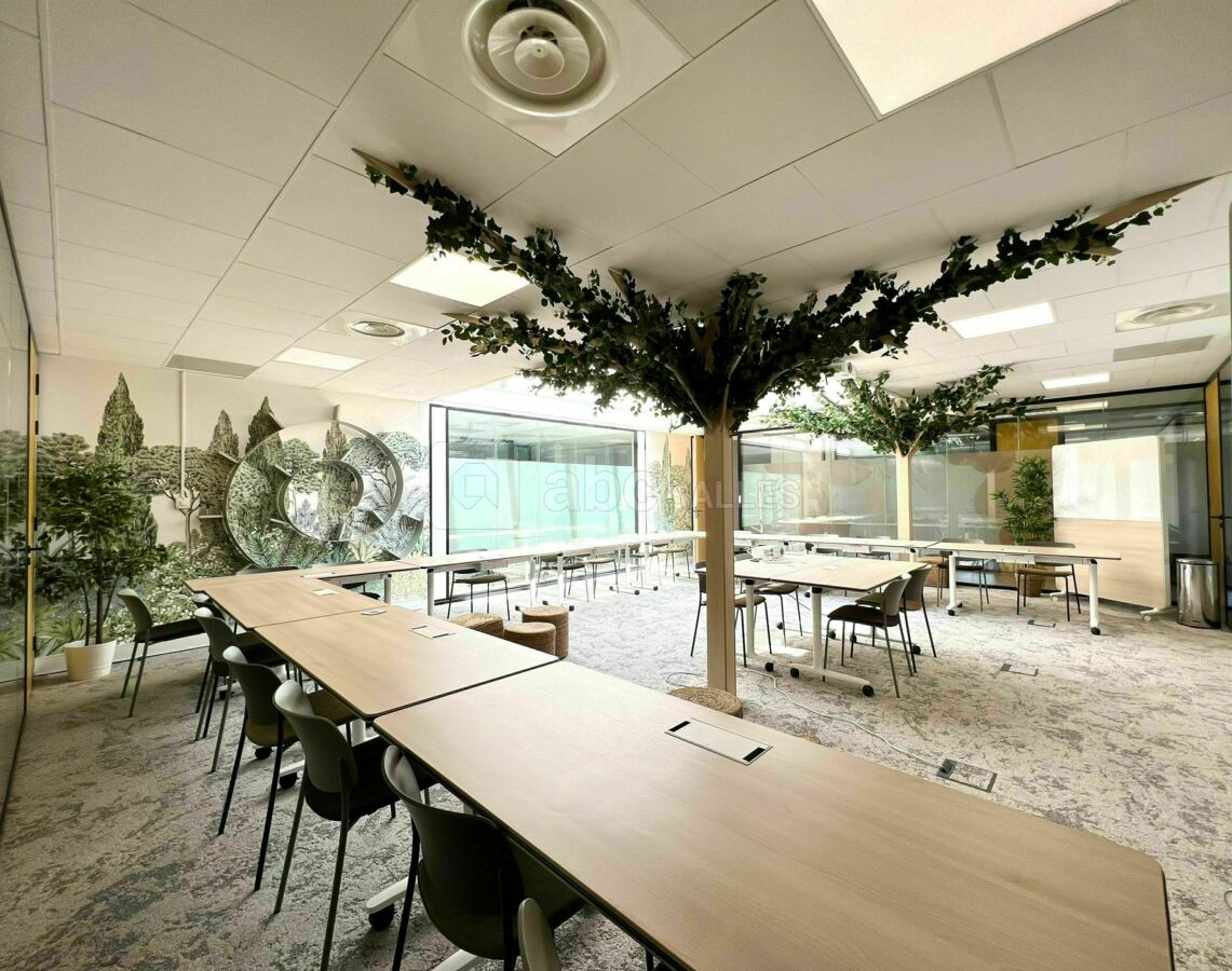 Salle de réunion sous-verrière, avec accès PMR