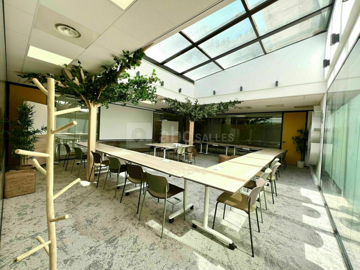 Salle de réunion sous-verrière, avec accès PMR