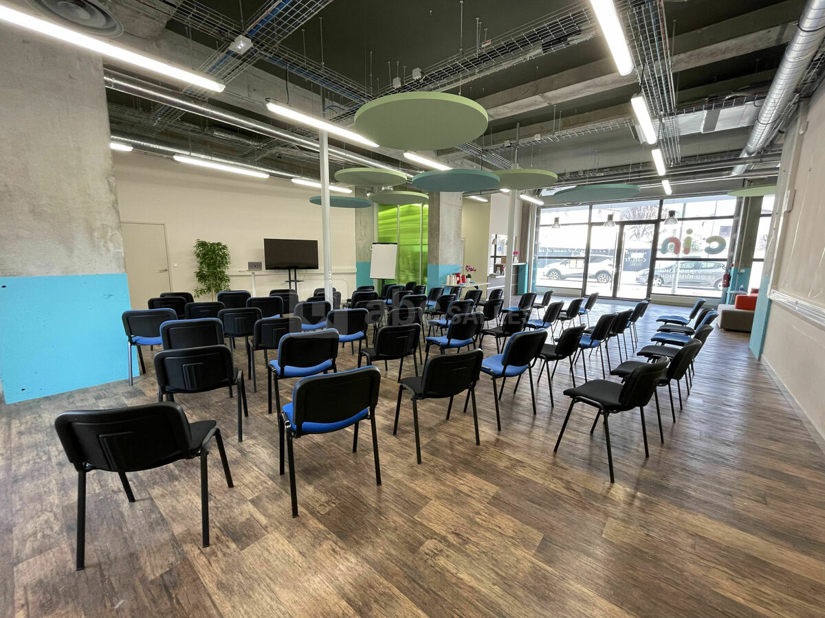 Grande salle de conférence en format conférence