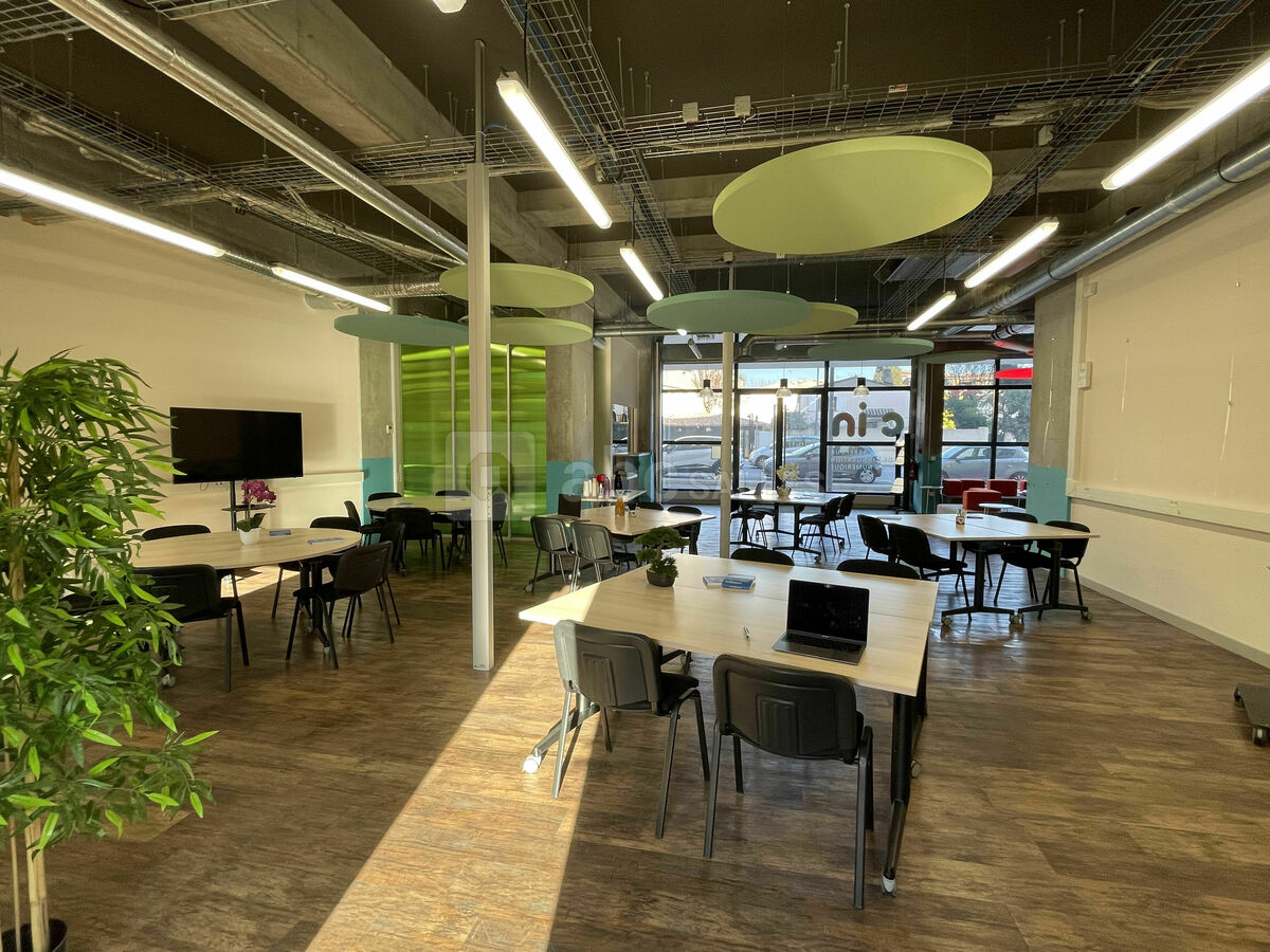 Grande salle de conférence en format ateliers