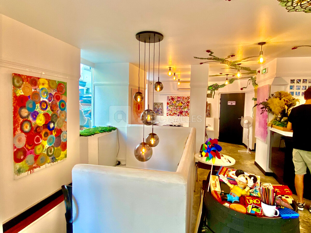 Salle principale partie 2 avec la partie exposition artistique !