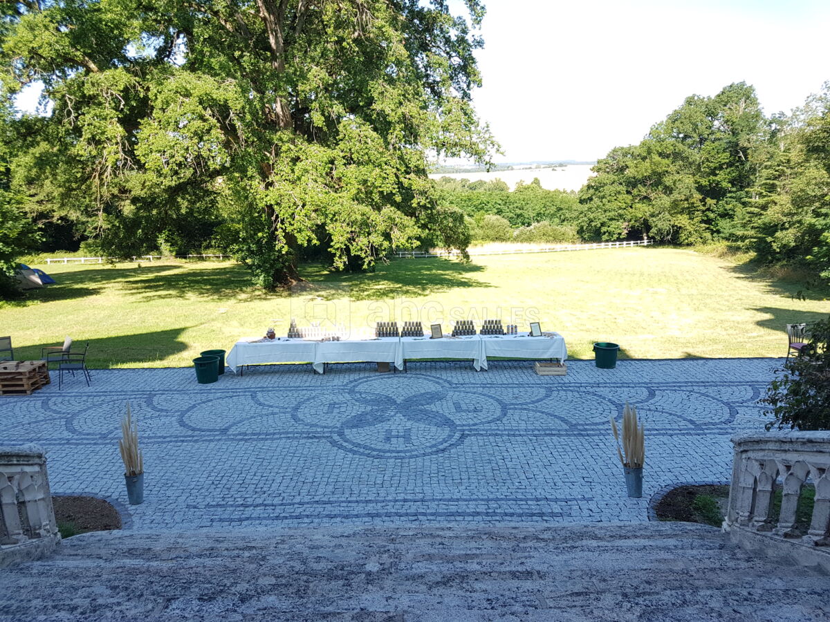Terrasse de 150 m² au pied de l'escalier d'honneur