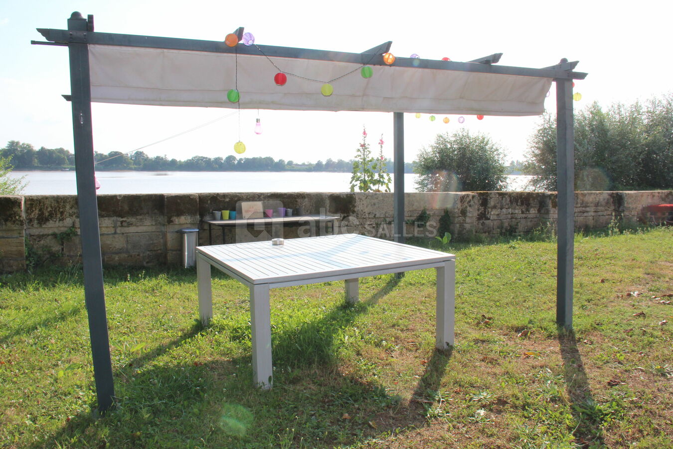 Table de repas / de réunion / de jeux avec vue sur la Dordogne à l'ombre de la pergola