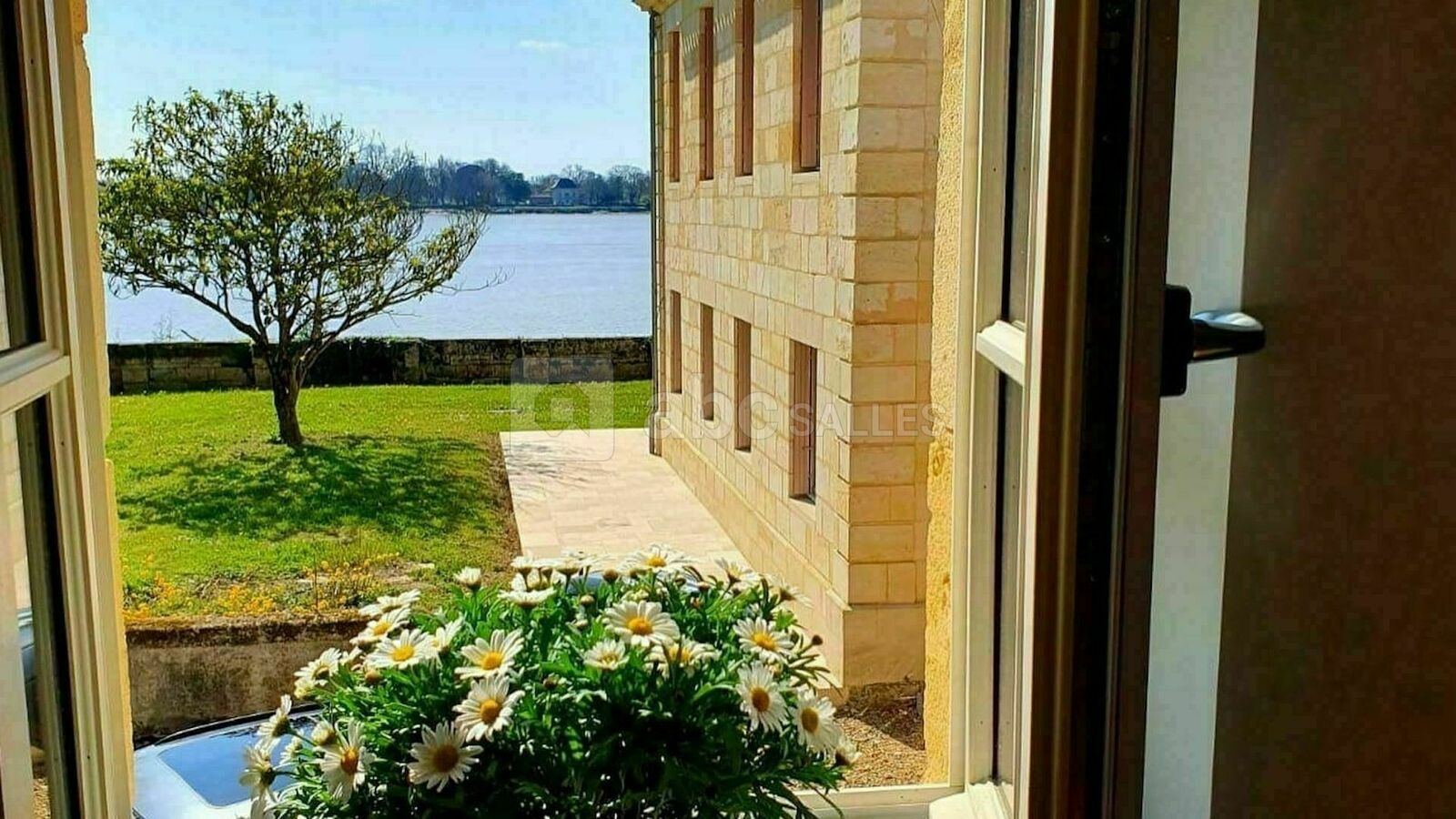 Vue sur la Dordogne depuis une des chambres avec jardin et terrasse plein Sud