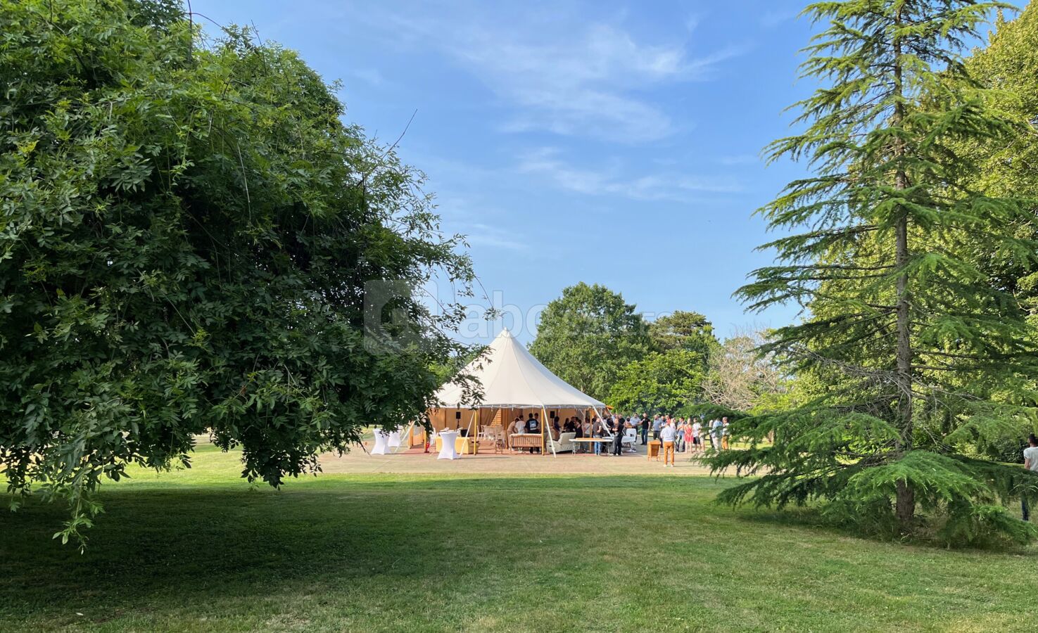 Tente vue dans le parc