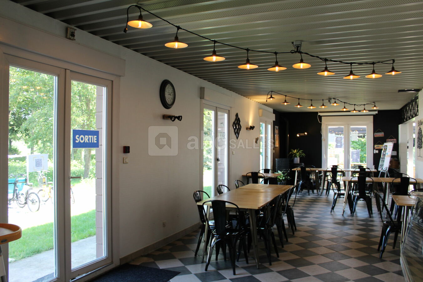 Salle intérieure de la guinguette