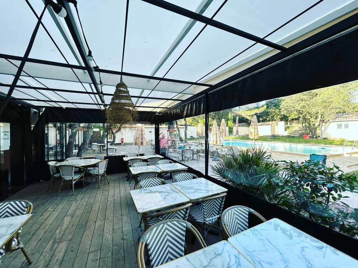 Terrasse couverte de la salle du restaurant