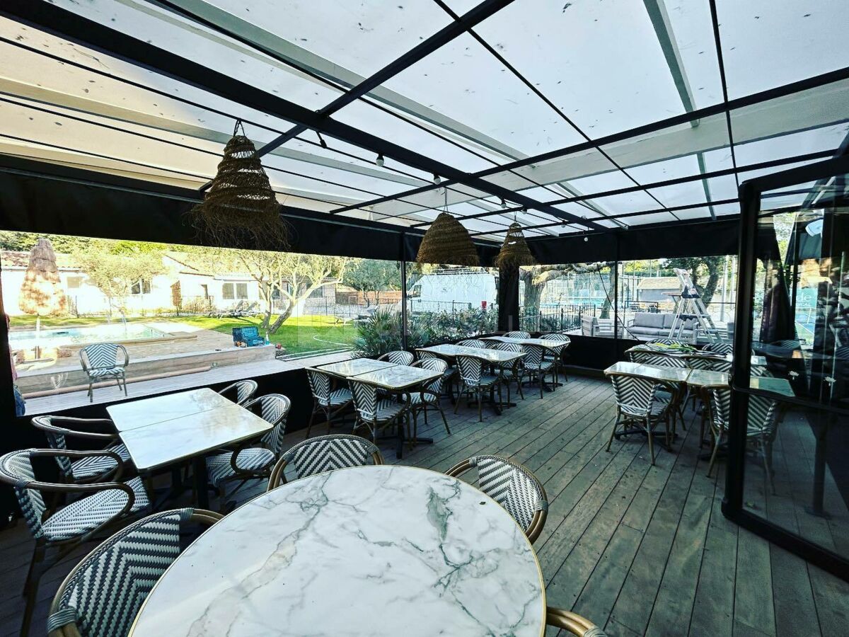 Terrasse couverte de la salle du restaurant