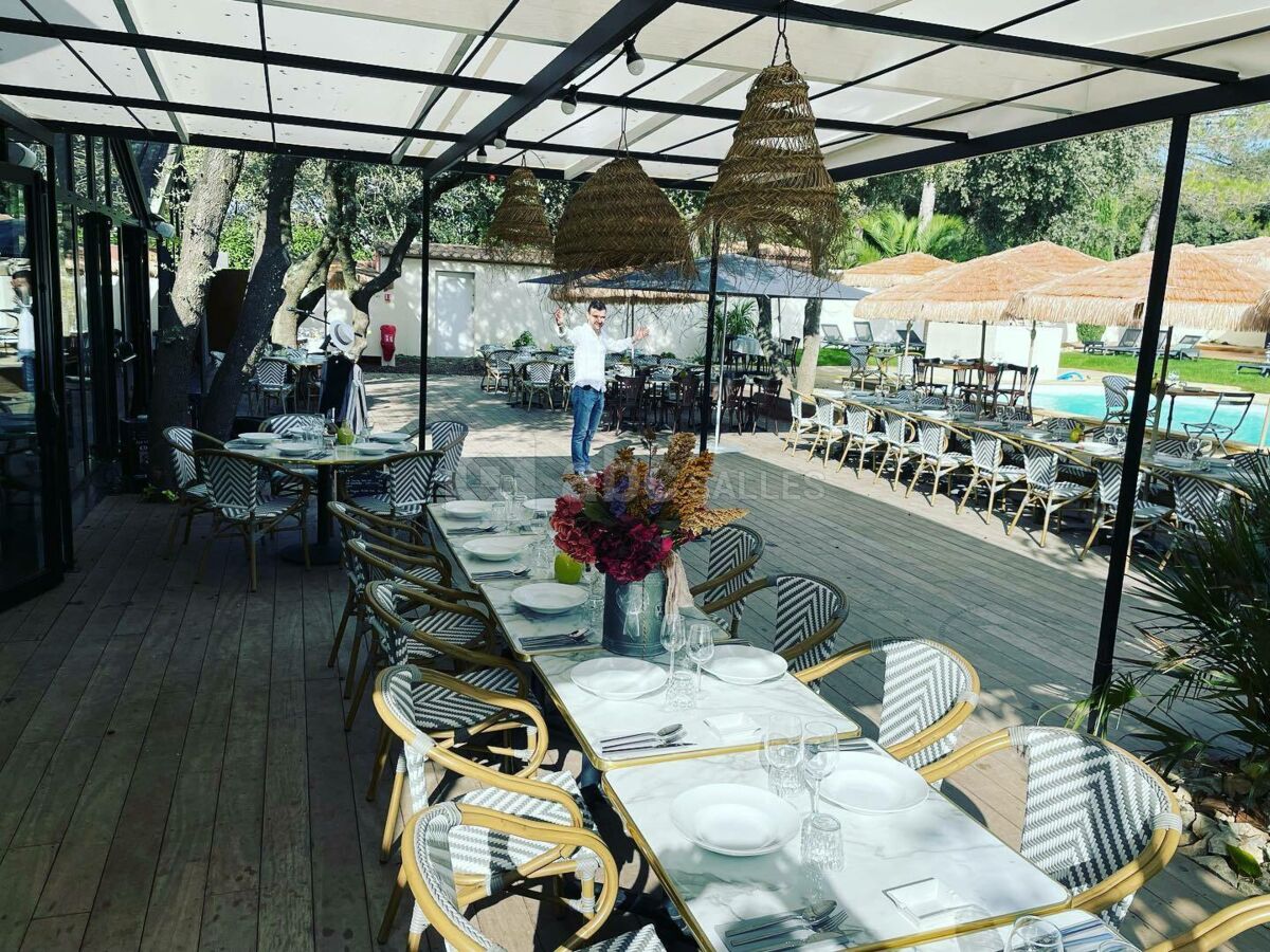 Terrasse couverte de la salle du restaurant