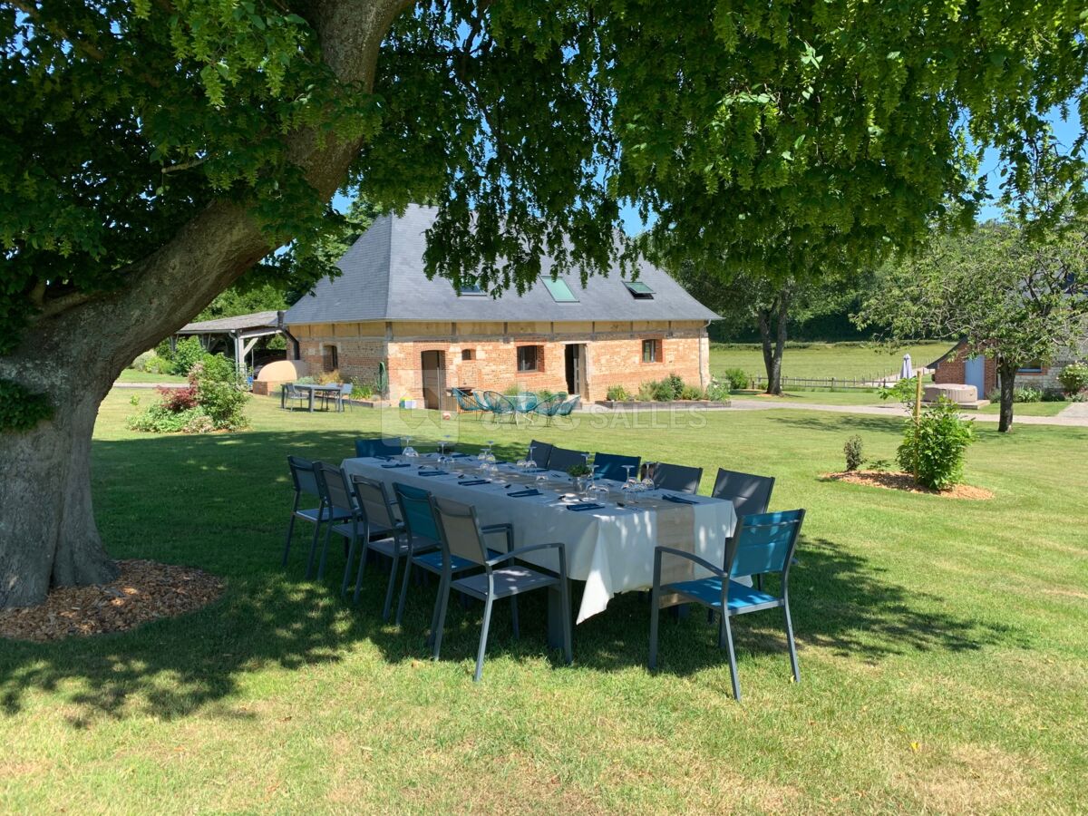 Jardin / espace repas extérieur sous la charmille