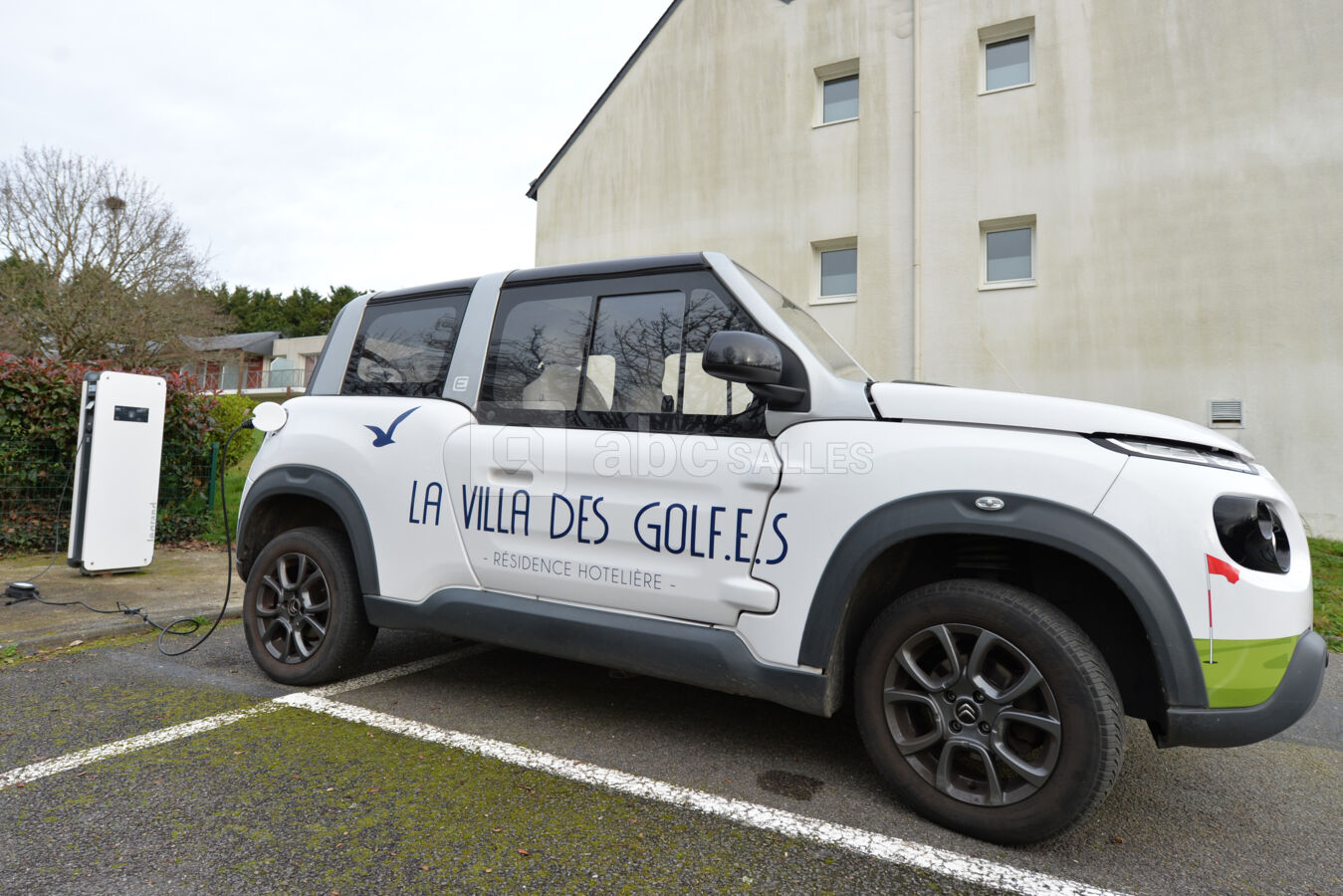 Borne de recharge véhicules électriques