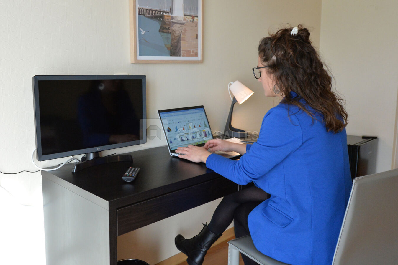 Un espace bureau dans chaque chambre