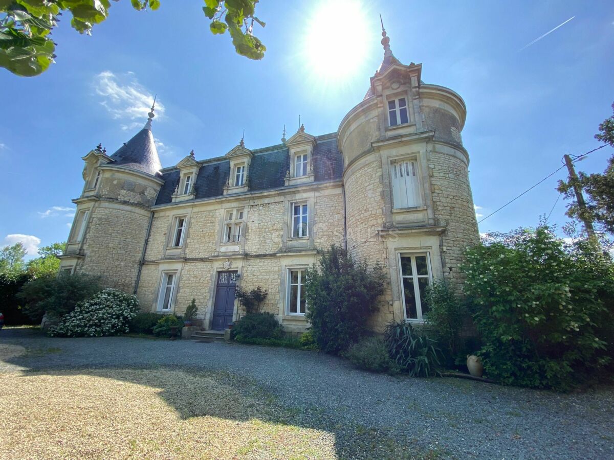 Entrée pricipale, côté cour.