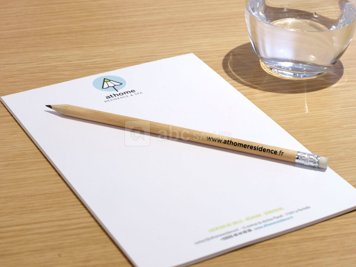 Bloc note et crayon fournis