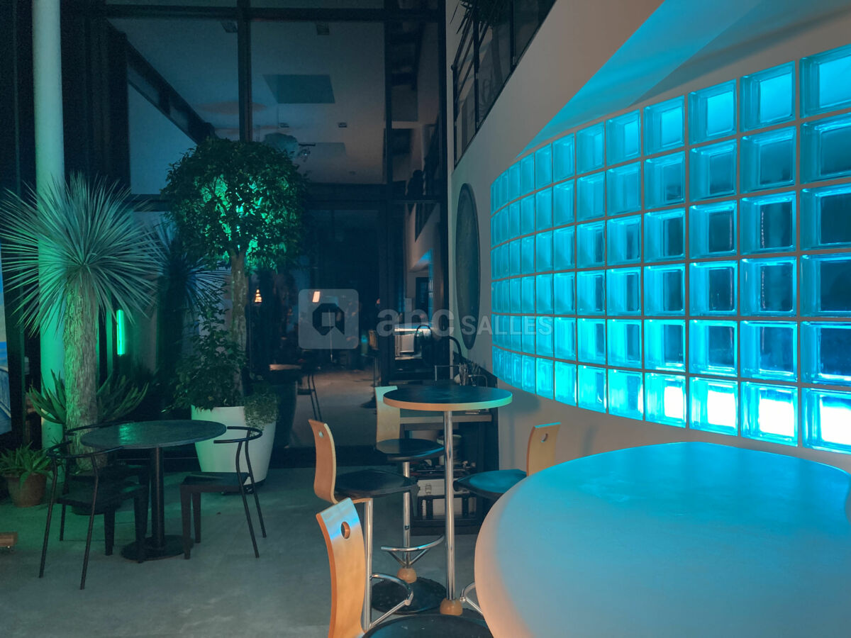 Éclairage bleu depuis la cuisine